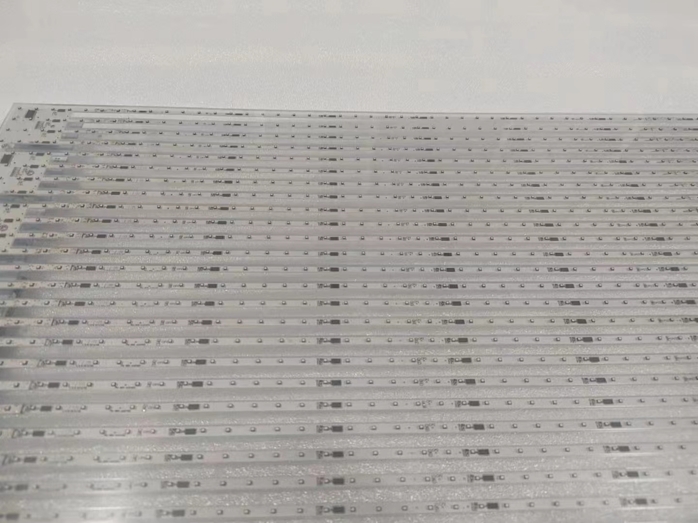 led貼膜屏燈驅(qū)合一與燈驅(qū)分離的比較