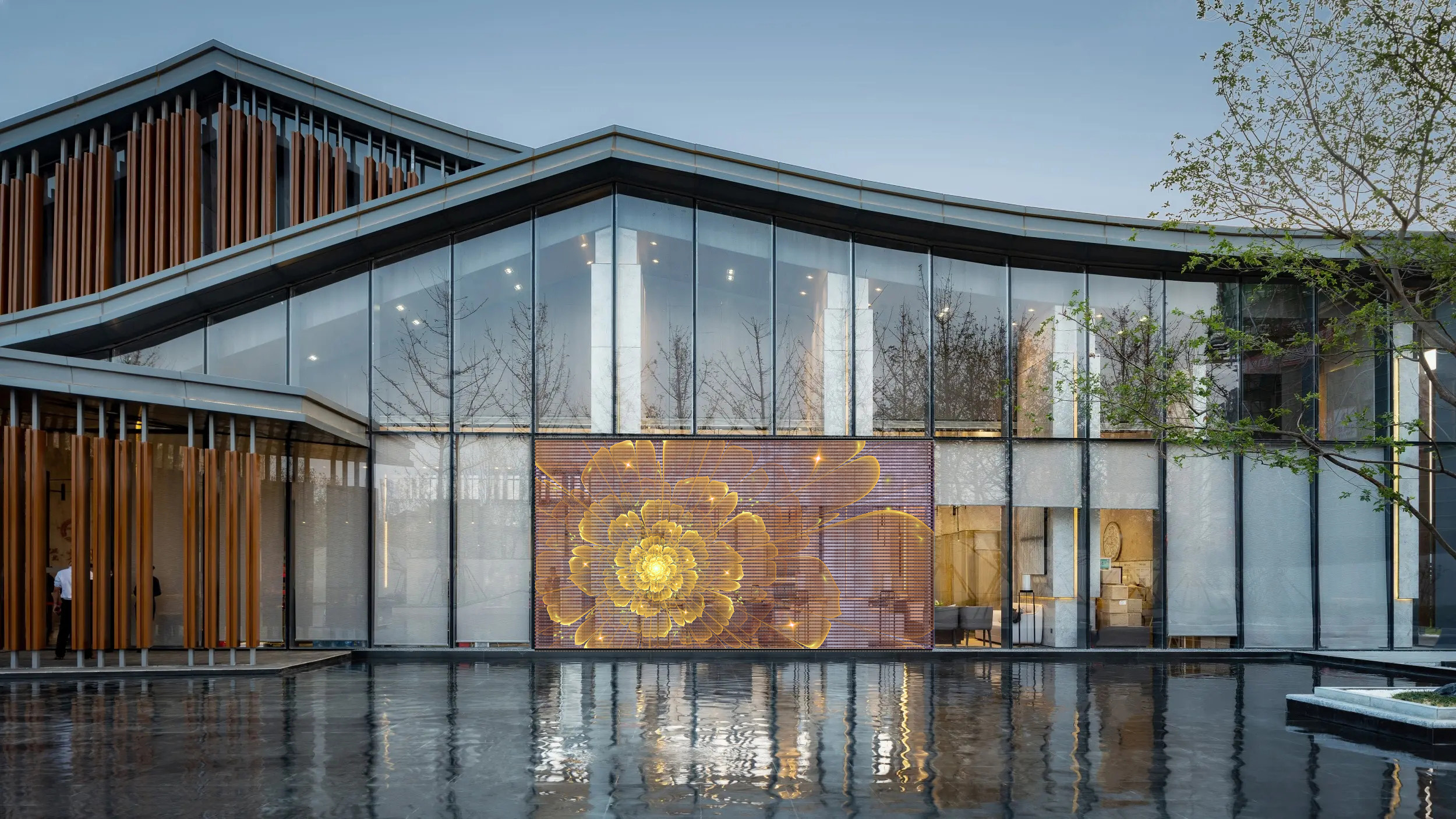 LED透明屏用科技創(chuàng)新及解決方案帶動(dòng)機(jī)遇與挑戰(zhàn)