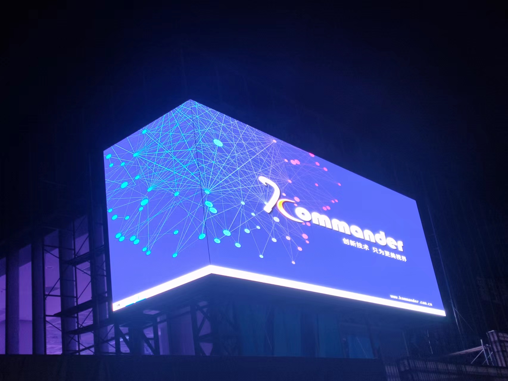 戶外LED透明屏用來做廣告宣傳有何優(yōu)勢(shì)？