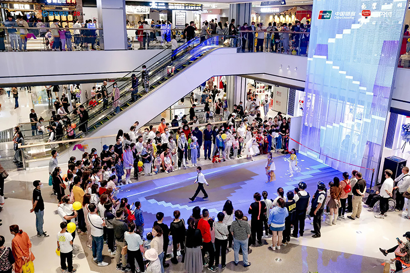 LED貼膜屏在室內(nèi)商業(yè)中庭的作用及趨勢(shì) 