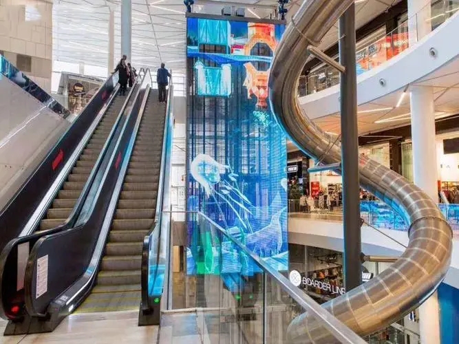 LED貼膜屏玩轉(zhuǎn)商場中庭