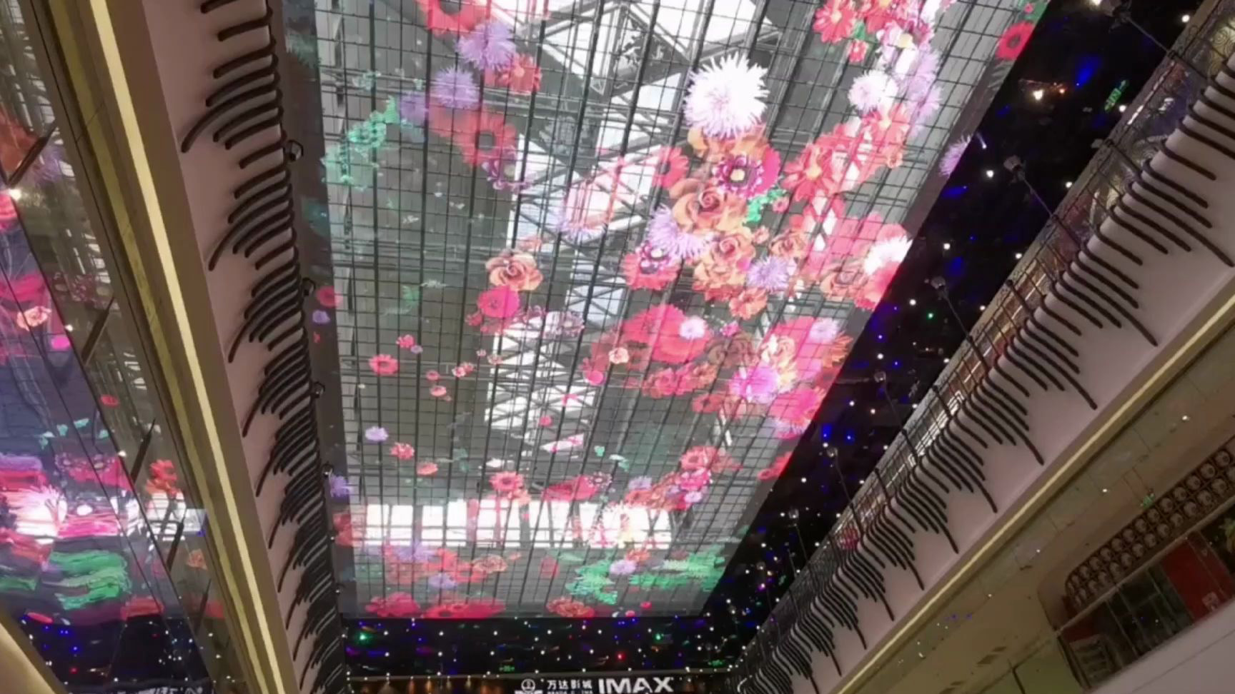 LED透明屏在商場中有何優(yōu)勢？