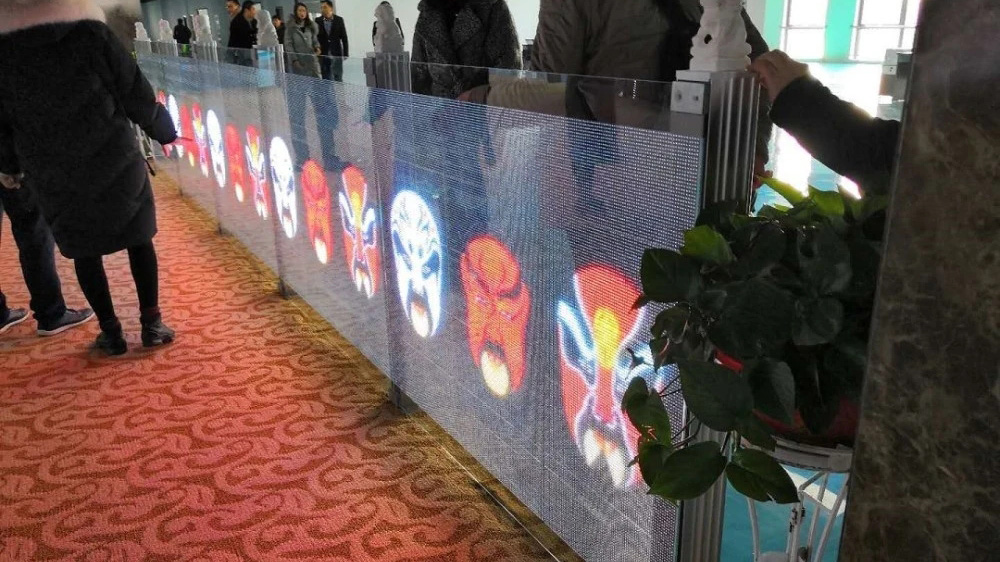 LED貼膜屏在玻璃護(hù)欄領(lǐng)域有何作用？