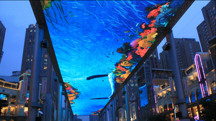 用LED透明屏做室內(nèi)外天幕有何優(yōu)勢？