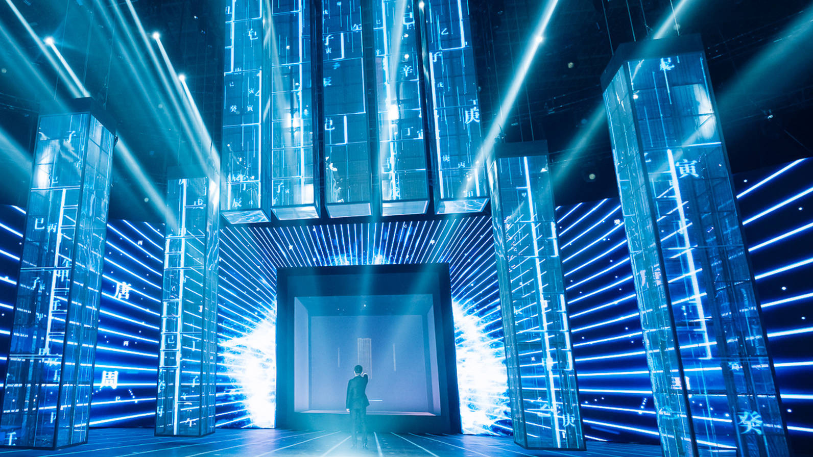 LED透明屏全新優(yōu)勢顛覆傳統(tǒng)顯示