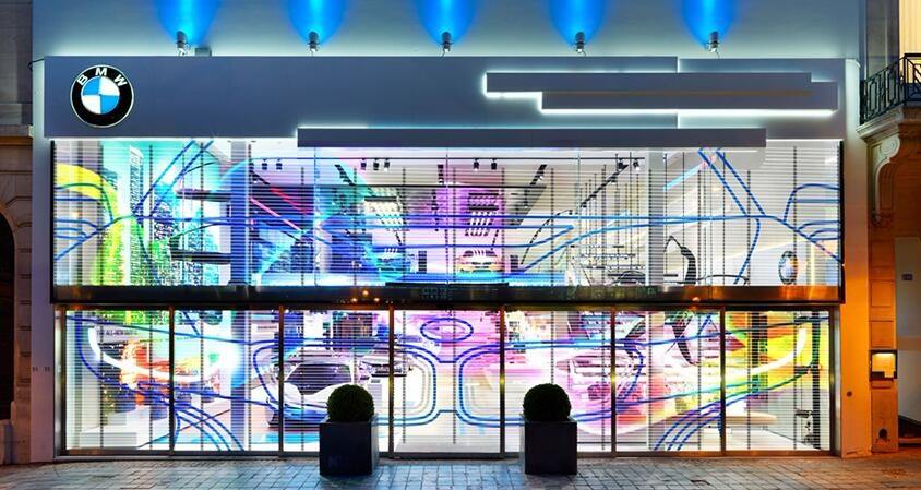 玻璃幕墻透明led顯示屏有何優(yōu)勢？如何選購?fù)该鱨ed顯示屏？