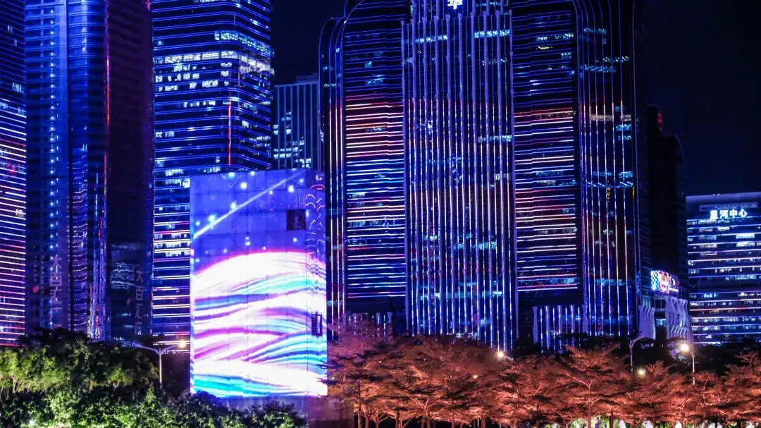 LED透明屏在城市建設中的應用與發(fā)展趨勢是怎樣的？