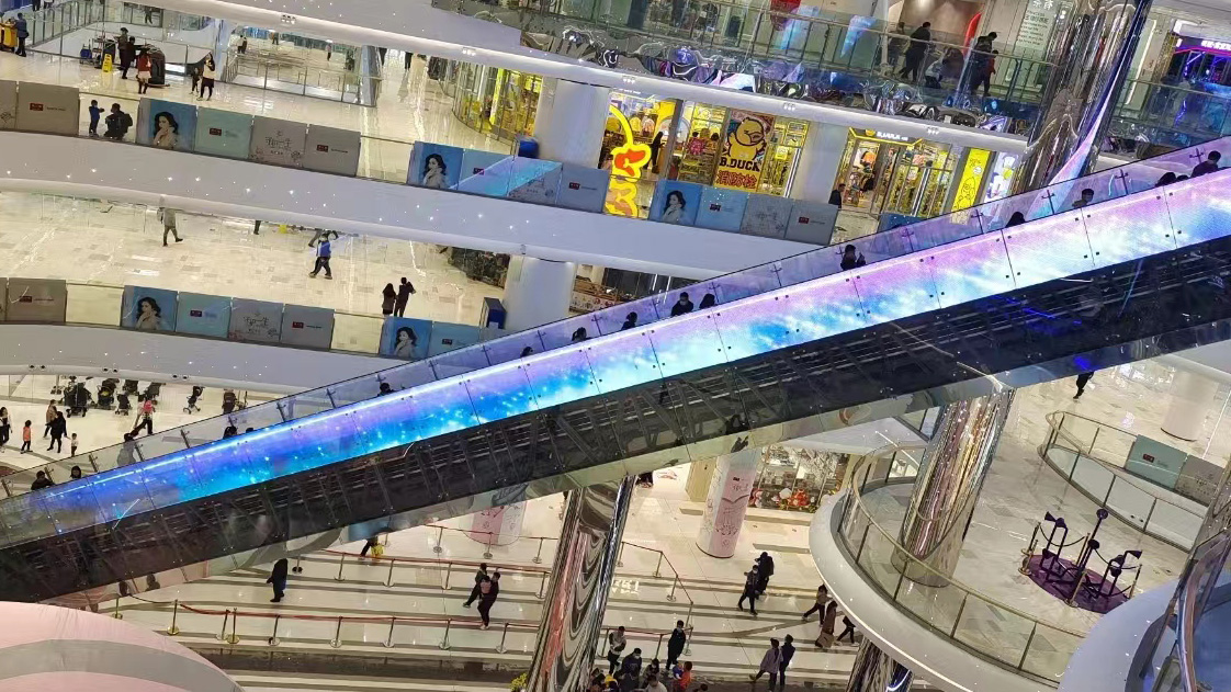 LED貼膜屏與傳統(tǒng)LED顯示屏相比有何優(yōu)勢(shì)？