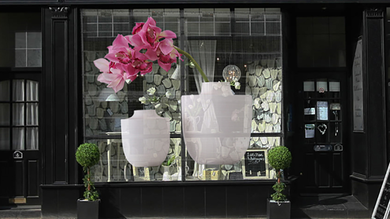 LED貼膜屏與傳統(tǒng)LED顯示屏相比如何?