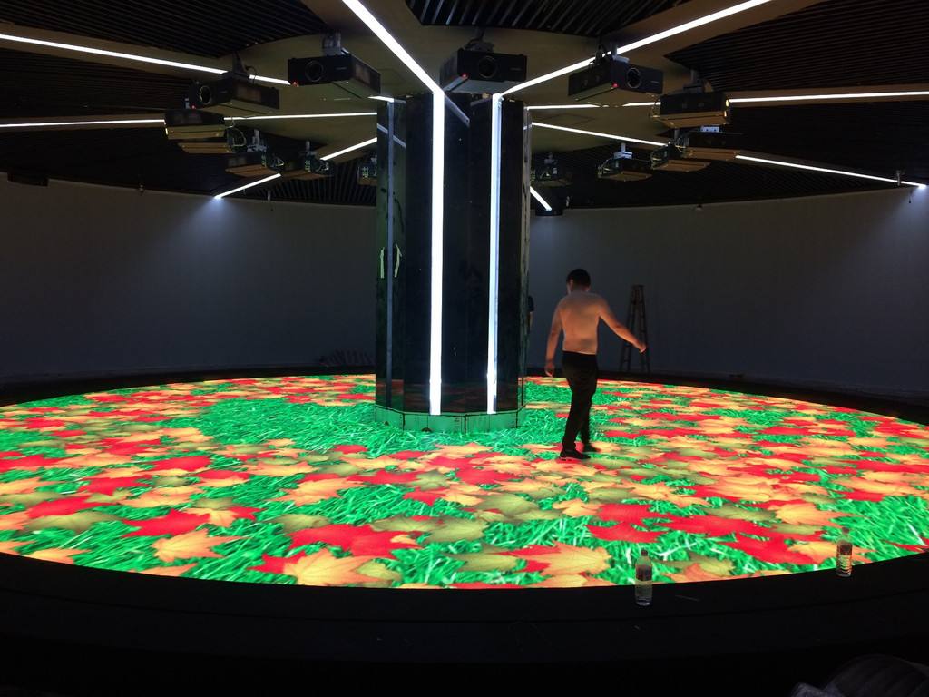 led地磚屏廠家解析led地磚屏多少錢一平米？